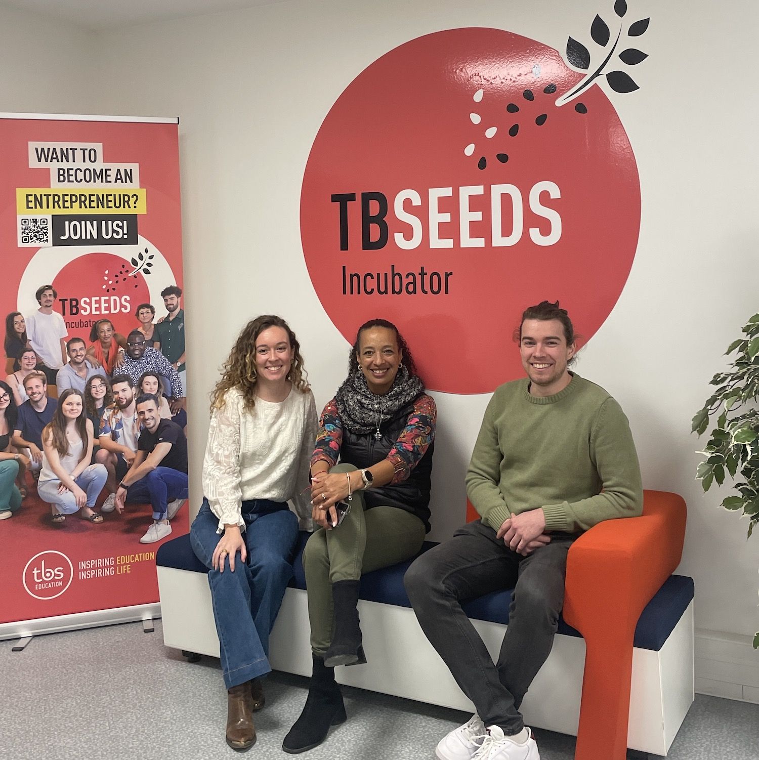 De gauche à droite : Laura DE JONGE (Agence Ariège Attractivité), Joëlle Rolland (TBS), Lucas Matagne (Imprimerie du Noisetier)