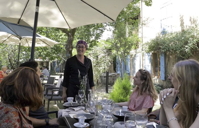 Terrasse de restaurant en Portes d’Ariège Pyrénées.