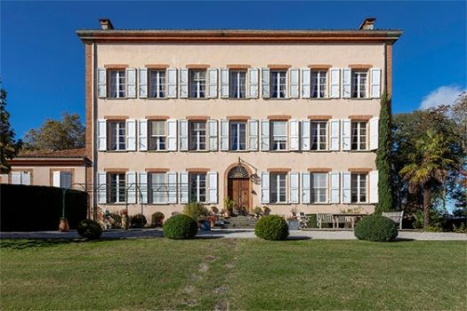 Vue de la façade du domaine du Pégulier à Montaut