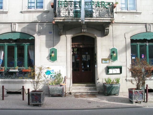 Façade de l'hôtel, côté rue