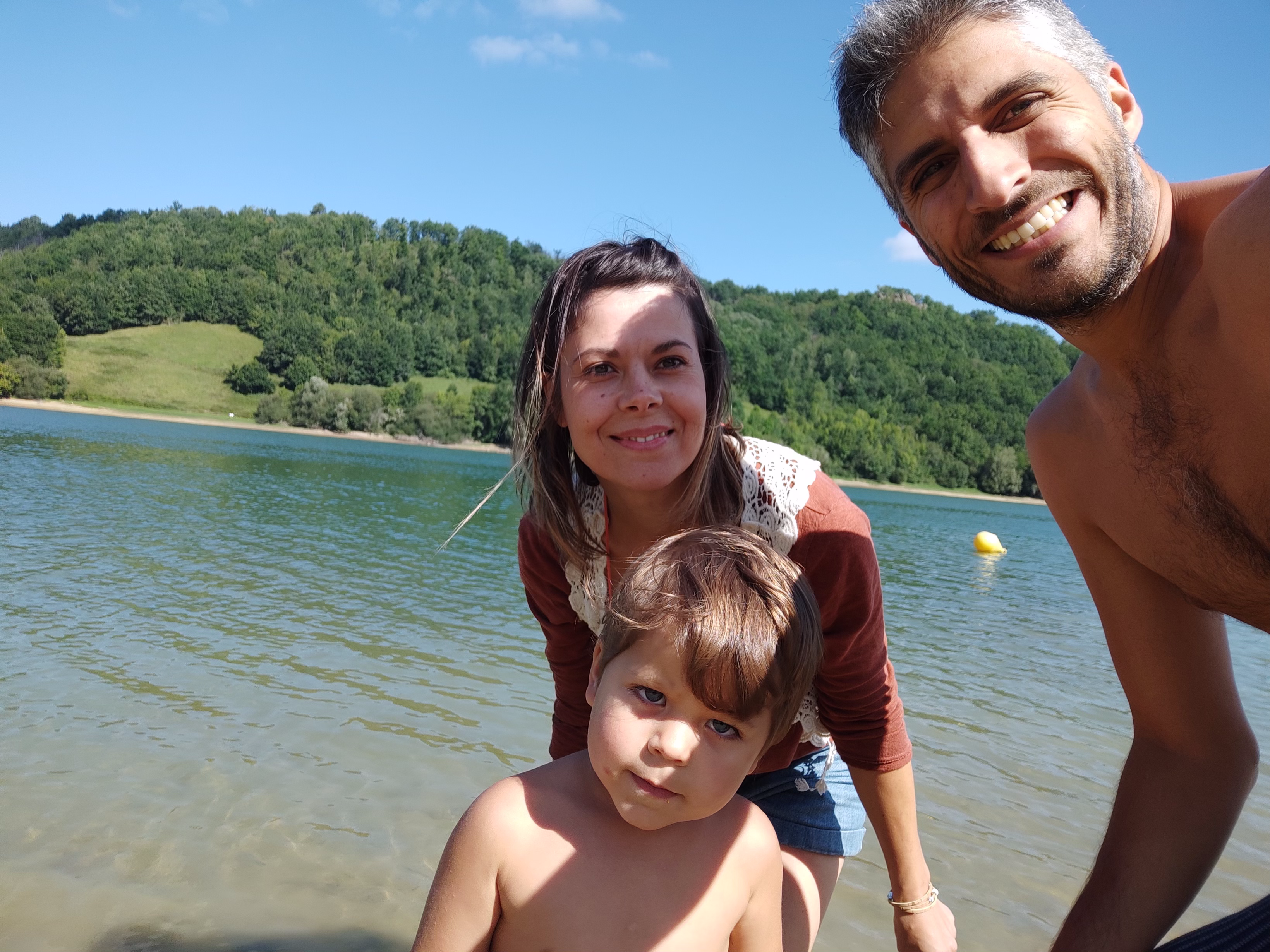 Photo d'une famille sur les bords d'un lac en Ariège