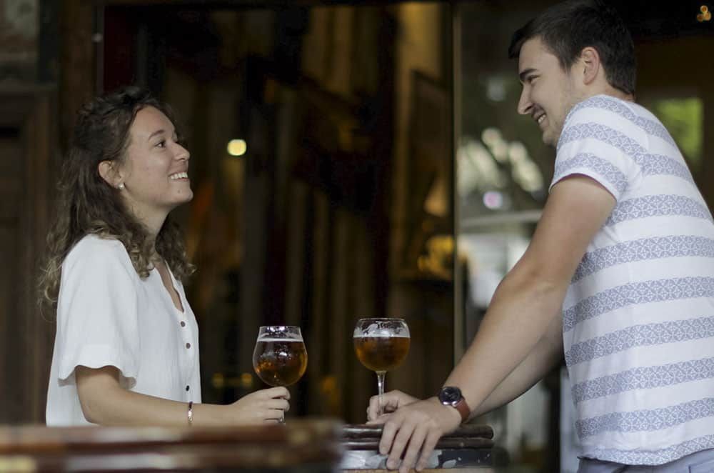 Photo d'un couple qui discute autour d'un verre