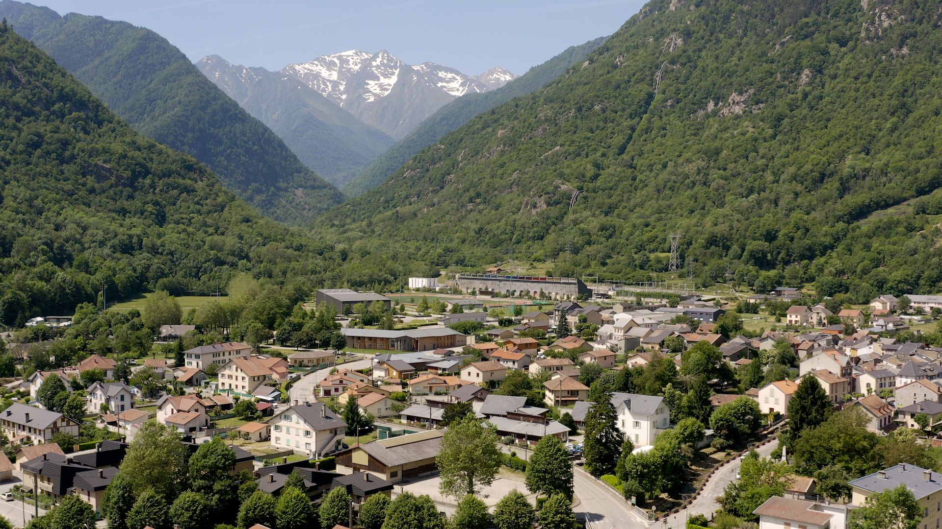 Vue aérienne d'un ville et des montagnes environnantes