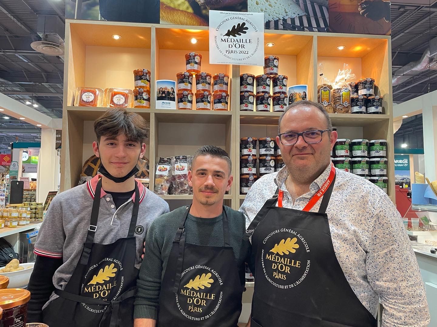 Photo de 3 salariés de la maison Jougla devant leur stand de confiture