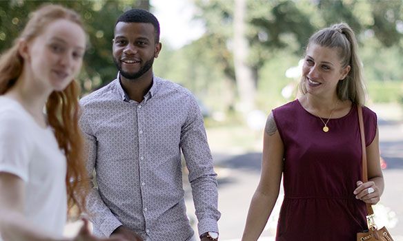 Image de trois personnes qui se promènent 