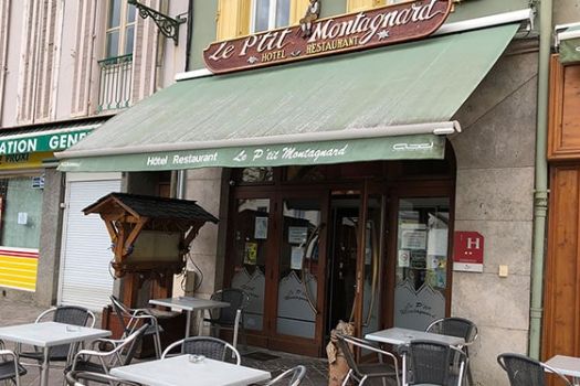 Vue de l'entré de l'hotel / restaurant avec les tables sortie - Le Ptit Montagnard