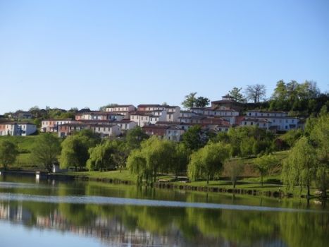 Vue de la résidence de tourisme surplombant la rivière