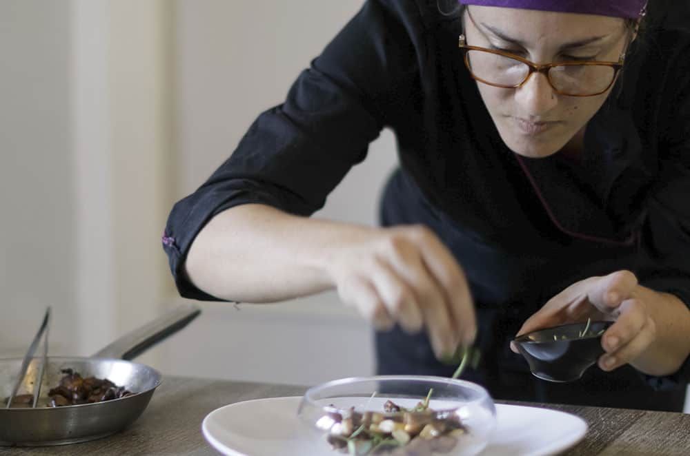 Cheffe cuisinère qui dresse un plat