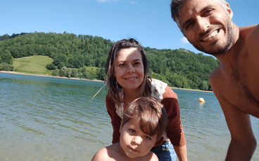 Photo d'une famille de trois personnes en bord de lac