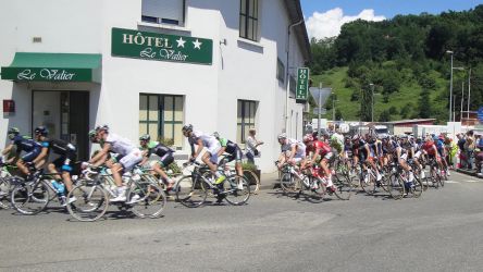 Vue du tour de France passant devant l'Hôtel du Valier à Saint Girons