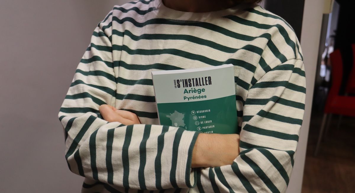 Participante avec le guide "S'installer en Ariège"