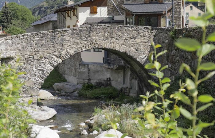 Pont en pierre à Mérens-les-Vals en Haute-Ariège.