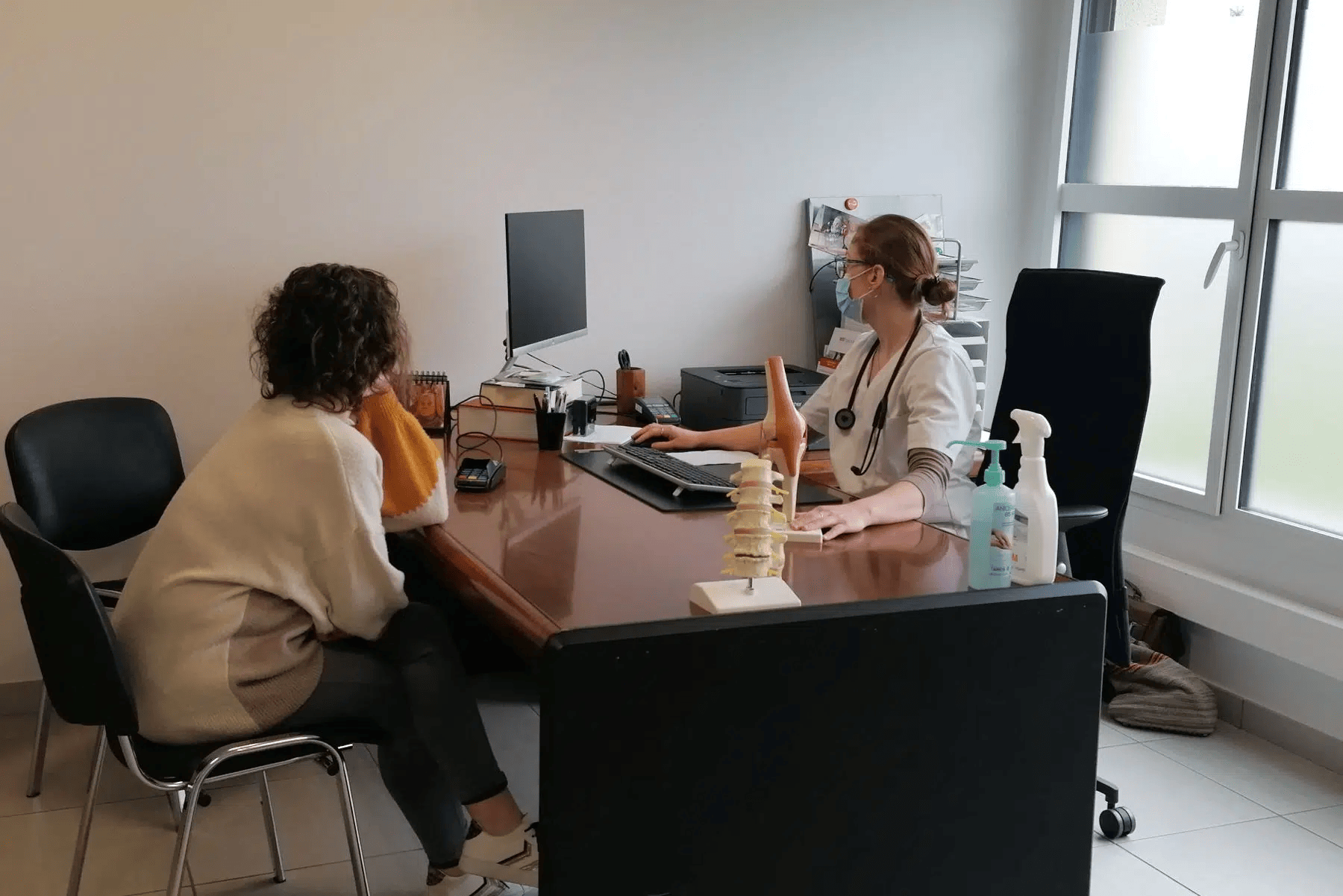 deux personne parlant devant un bureau