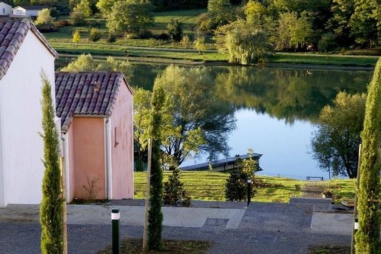 Photo de la résidence au bord de la rivière