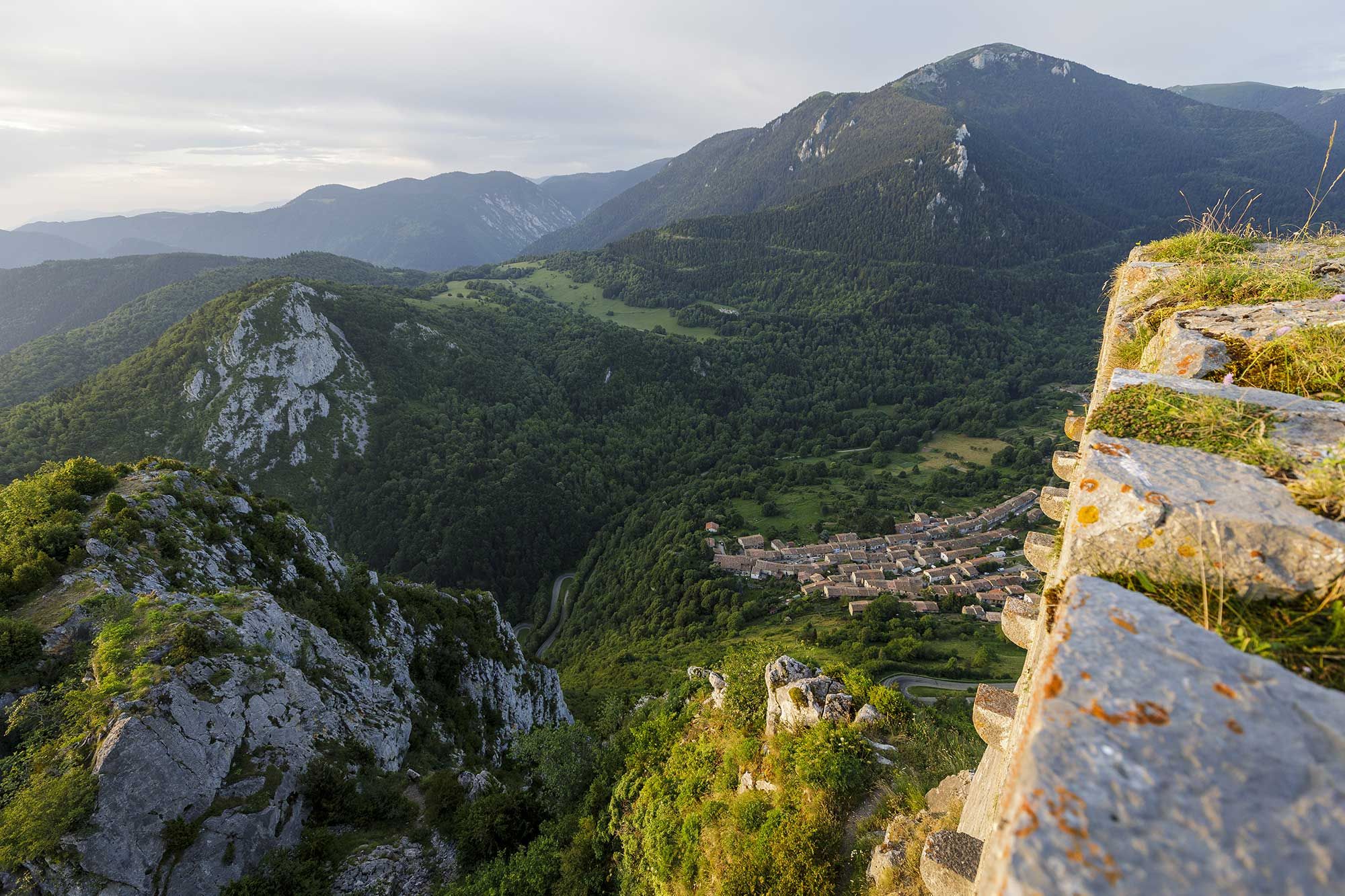 Le village de Montségur en Pays d’Olmes vu du château, Ariège.