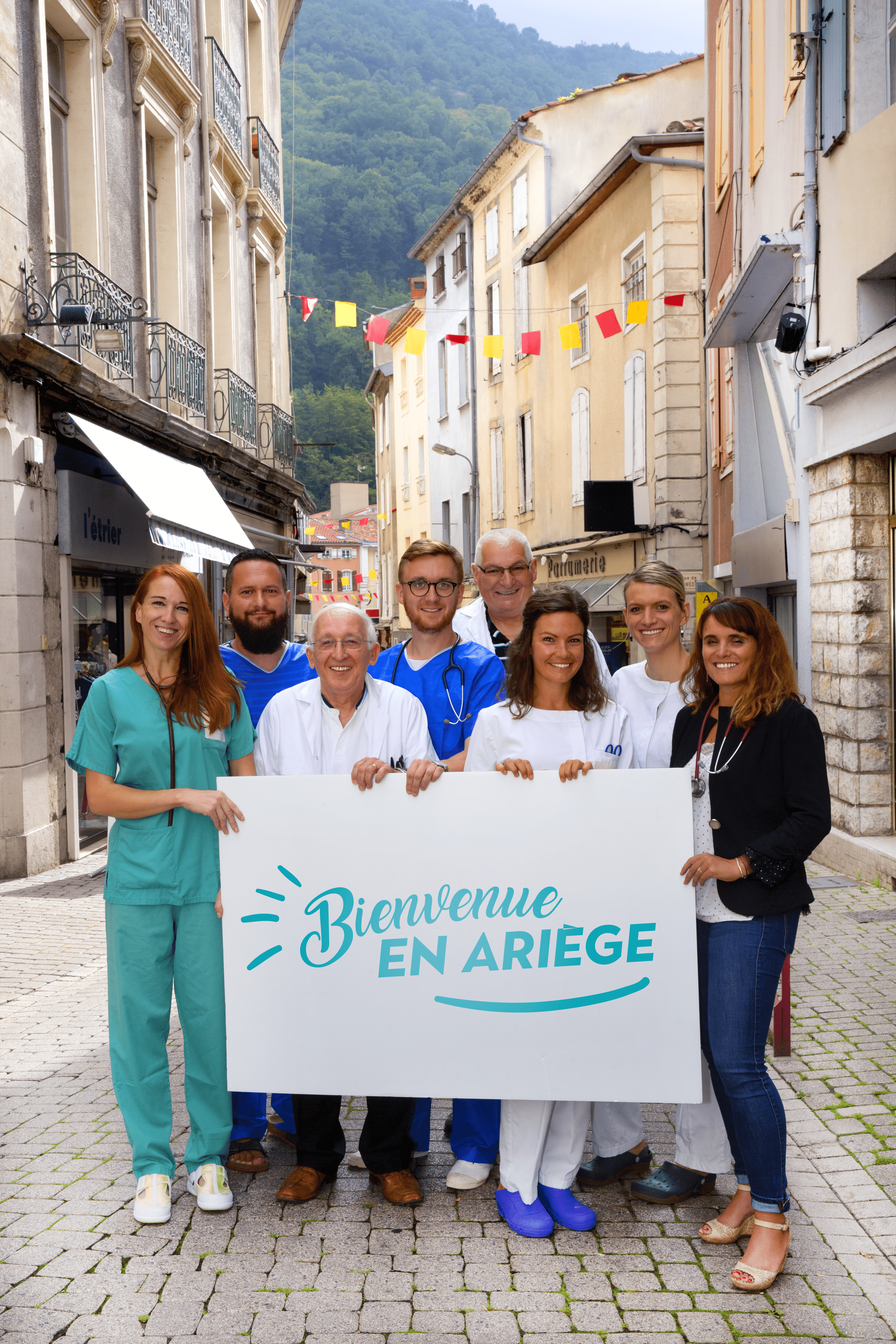 Groupe de médecin avec pancarte de bienvenue