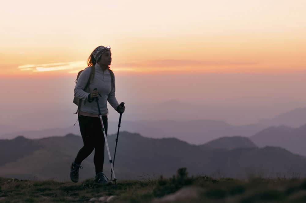 Personne qui fait une randonnée dans les Pyrénées au lever du soleil
