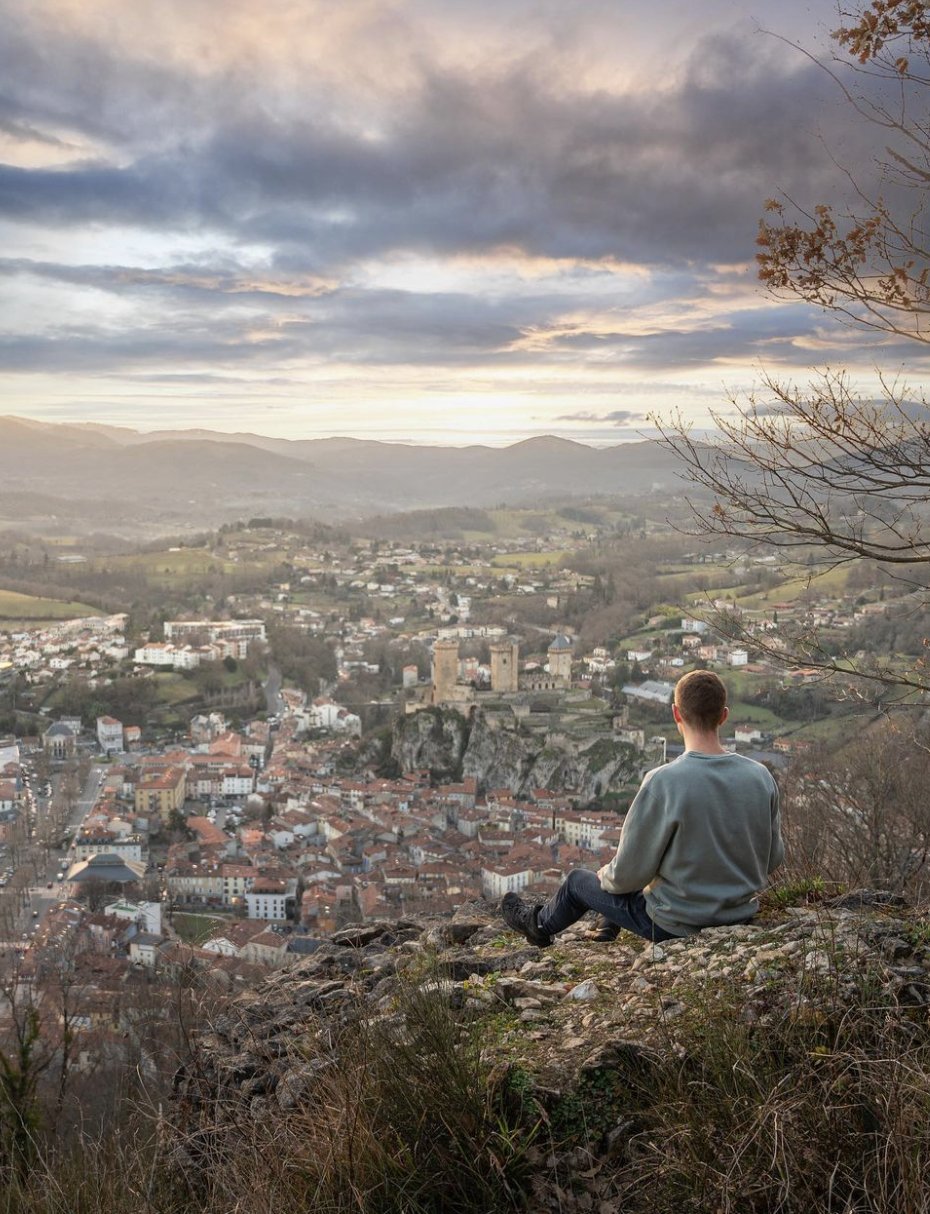 Photo de Guillaume Payen sur une colline surplombant une ville