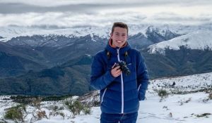 photo de Guillaume Payen devant des montagnes enneigées